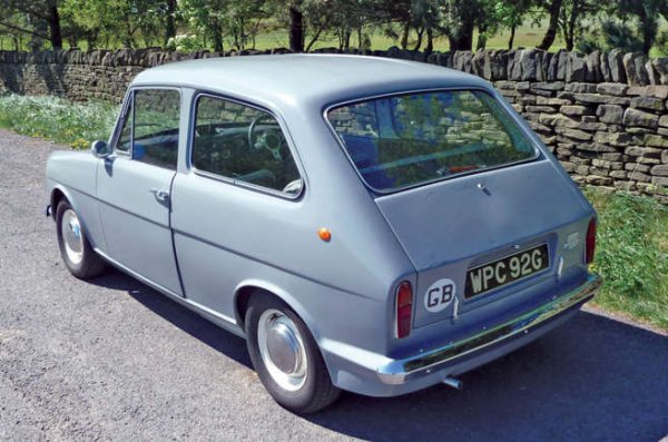 Rebel беше вторият опит на Reliant в света на четириколесните автомобили след спортните Sabre. Имаше каросерия от стъклени влакна и конструкция, която приличаше на триколесния Regal, използвайки части от окачването Triumph.
Каросерията изглеждаше така, сякаш е проектирана за герой от Mr Men и предполагаше хечбек, но честно казано, никой не очакваше такъв през 1964 г.

Rebel беше задвижван от собствен - изцяло алуминиев двигател (разработен от оригиналния Austin Seven). Е, не будеше смях като своите триколесни братя и сестри, но не беше и цвете за мирисане.

Купувачите го харесваха заради икономията на гориво &ndash; около 3,90 литра на км. Взимаха го вместо Mini, въпреки че струваше с &pound;50 повече. Но пък бяха произведени едва 2600 бройки, така че поне днес има олекционерска стойност.  През 1975 г.  Rebel беше заменен от Kitten, който имаше прозорец отзад с панти.
